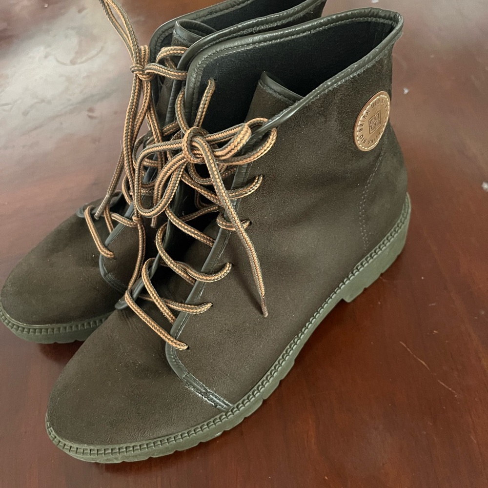 Elegant Dark Green Ankle Boots size 8 Beira Rio made in Brasil.C10